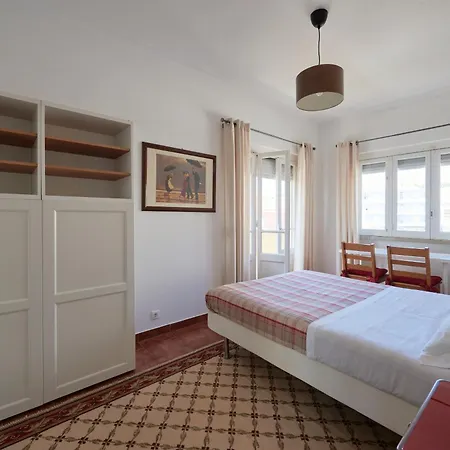 Calm & Relaxing W/ Terrace In Almada