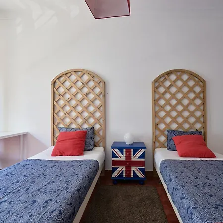 Calm & Relaxing W/ Terrace In Almada