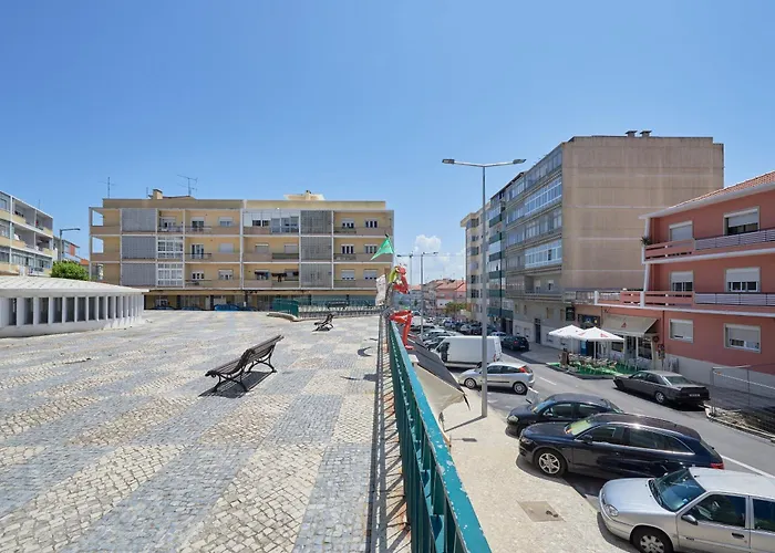 Calm & Relaxing W/ Terrace In Almada