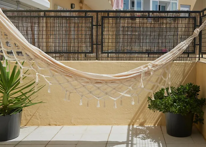 Calm & Relaxing W/ Terrace In Almada