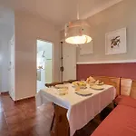 Calm & Relaxing W/ Terrace In Almada