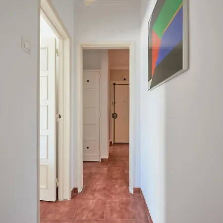 Calm & Relaxing W/ Terrace In Apartment Almada